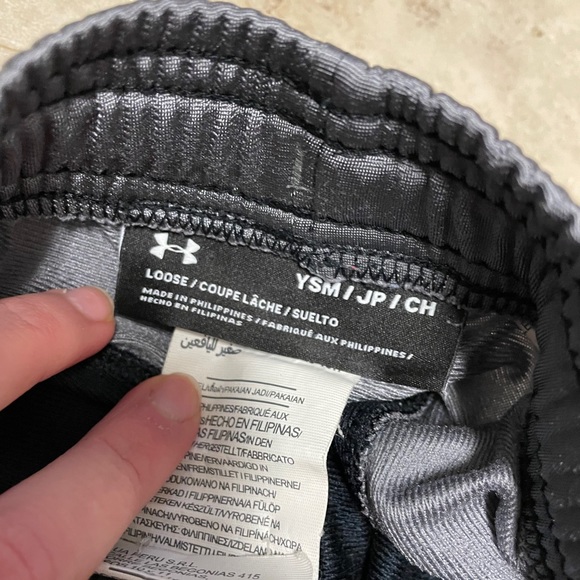 Youth Under Armour Black Gray Sweatpants - Picture 4 of 8